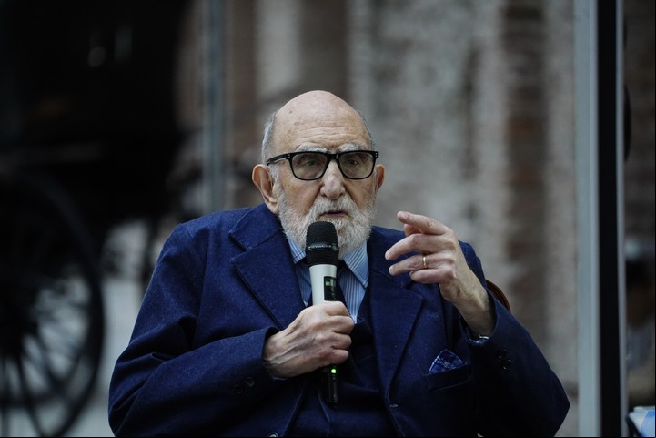 El artista Luis Felipe “Yuyo” Noé en el Museo Casa Rosada. Foto: Emmanuel Fernández.