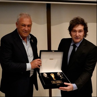 "La Copa Libertadores es mi obsesión": Javier Milei visitó la Conmebol y se reunió con un campeón del mundo