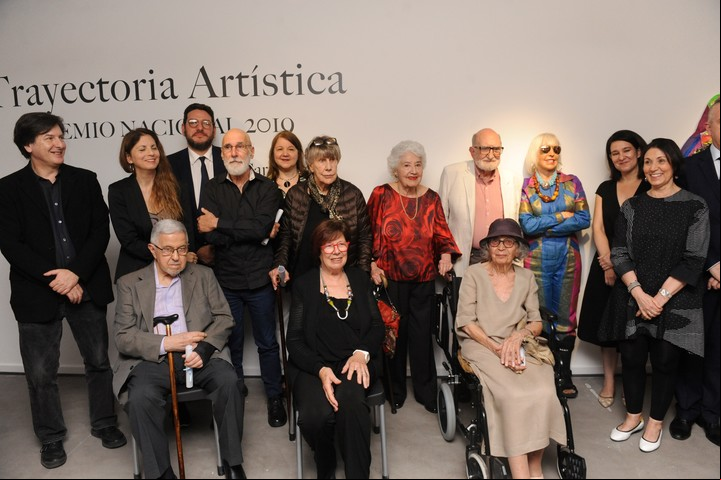 Noé, entre Marta Minujín y la fotógrafa Sara Facio. Los tres, premiados junto con Eduardo Ángel Gil, Luis  Elda Cerrato y Narcisa Hirsch, entre otros, a fines de 2019. Fotos de Martín Bonetto. 