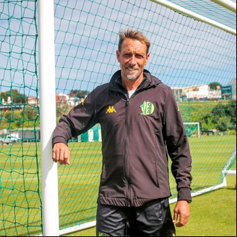 Mariano Charlier, el guardavidas que salva turistas en la Bristol desde hace 28 años y hoy como DT salió al rescate de Aldosivi