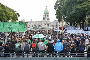 En la antesala del paro, la CGT se movilizó en apoyo a los jubilados y bajo un fuerte operativo de seguridad