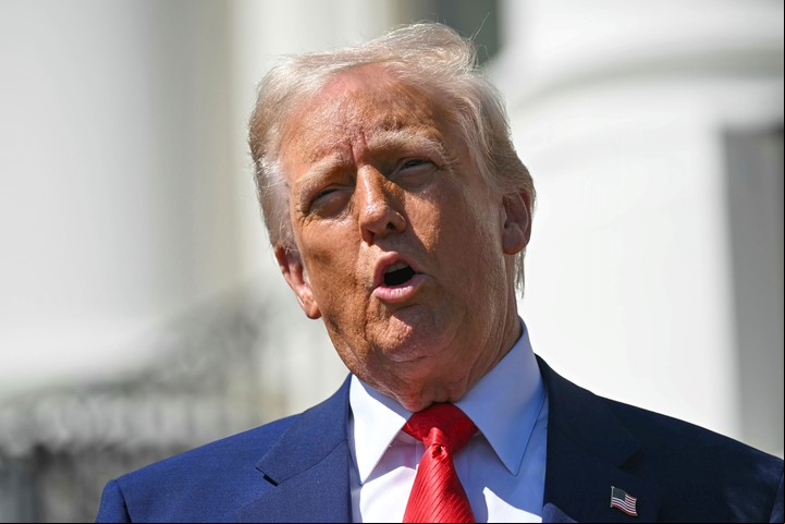 Donald Trump habla con los medios. Foto: AP