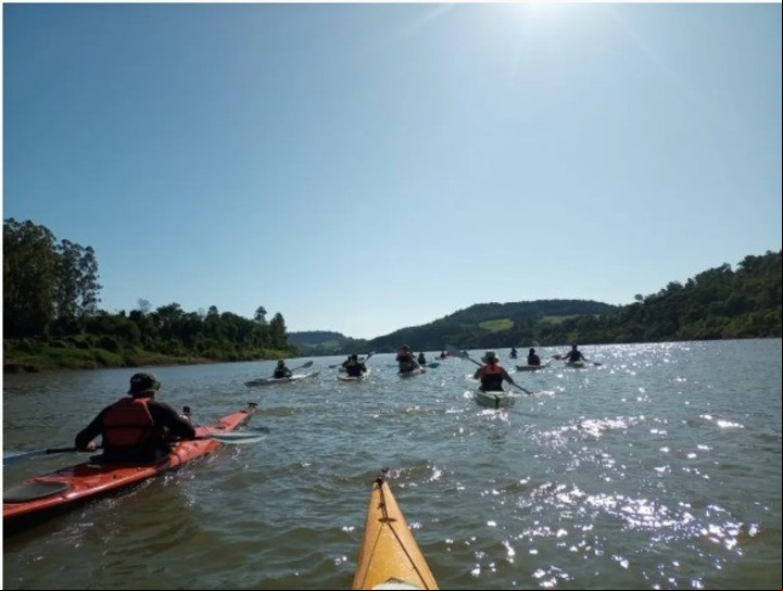 Los Saltos del Moconá son únicos por su caída paralela al cauce del río.