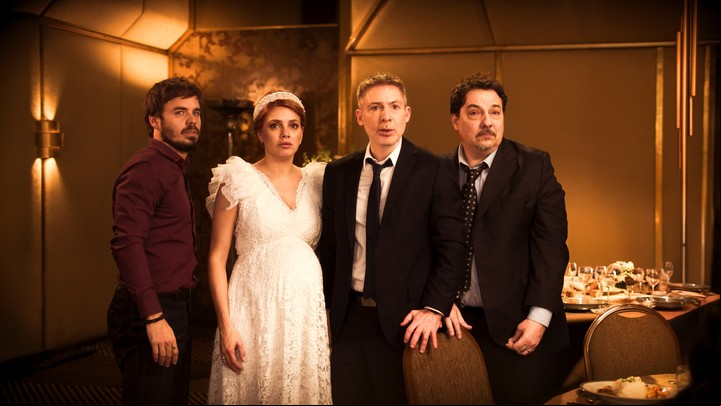 Adrián Suar, Fernán Mirás, Natalie Pérez y Benjamín Rojas en "Mazel tov".T