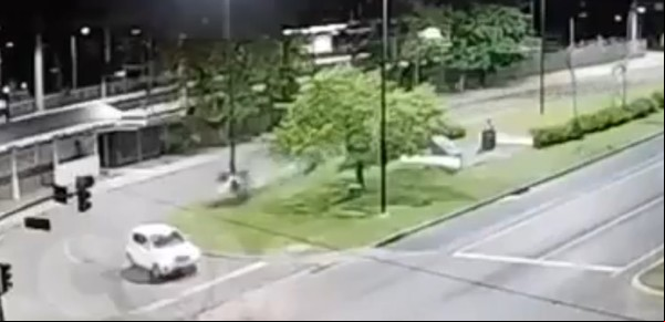 Impresionante choque en La Plata: perdió el control del auto y se estrelló contra un poste de luz