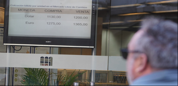 Dólar hoy y dólar blue, EN VIVO: a cuánto cotizó el oficial y cuál fue el precio del paralelo este lunes 21 de abril, minuto a minuto