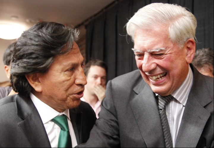 Alejandro Toledo, a la izquierda, expresidente de Perú, felicita al Premio Nobel Mario Vargas Llosa tras una conferencia de prensa el jueves 7 de octubre de 2010, en Nueva York. (AP Photo/Mark Lennihan)