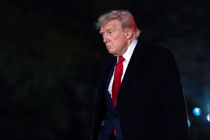 El presidente Donald Trump camina por el jardín sur de la Casa Blanca en Washington, el domingo 13 de abril de 2025. (AP Photo/Jose Luis Magana)