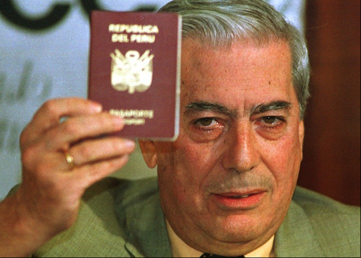 El escritor Mario Vargas Llosa muestra su pasaporte peruano durante una conferencia de prensa en un hotel de Caracas, el 24 de noviembre de 1999.  [AP, Andres Leighton]