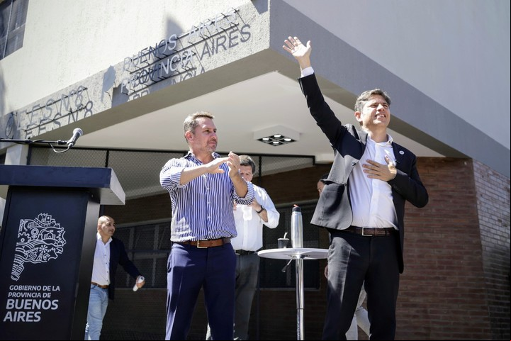 El gobernador Kicillof y Pablo Descalzo, en un acto en Ituzaingó.