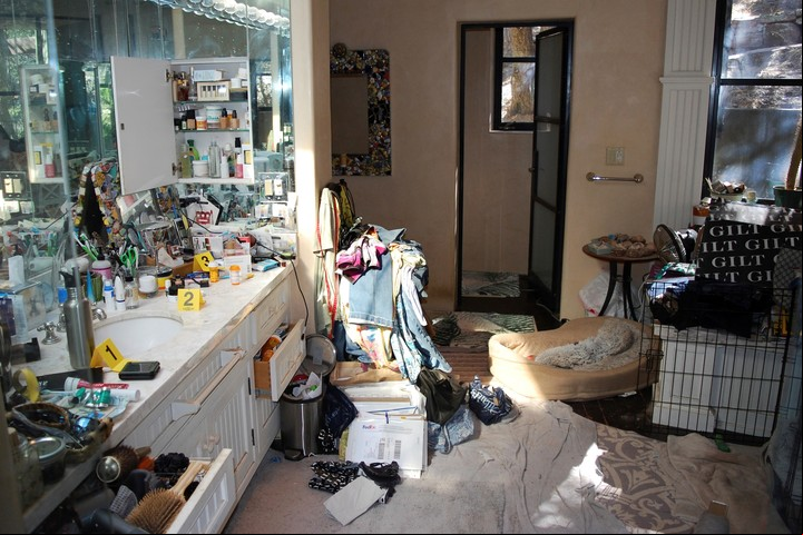 Desorden y desidia en cada ambiente de la mansión donde murieron Gene y Betsy. (Santa Fe County Sheriff's Office via AP)