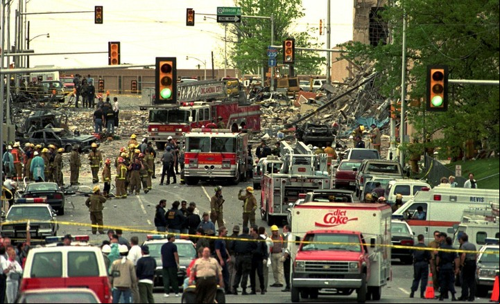 Bomberos, ambulancias y ciudadanos en shock, tras el atantado terrorista de abril de 1995 en Oklahoma City. Foto: AP