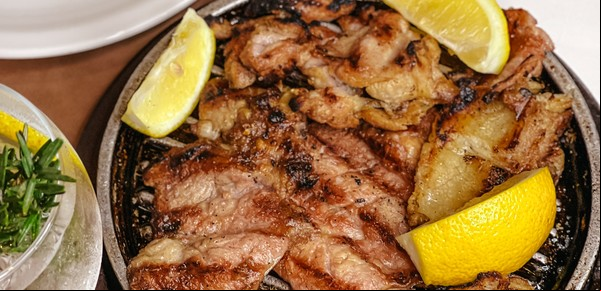 En Puerto Madero, una parrilla donde comer mollejas doradas y el bife “Mustang”, una pieza grande de vacío para compartir