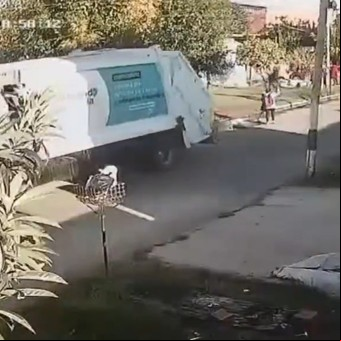 El chofer que manejaba marcha atrás un camión de basura y mató a una barrendera quedó detenido: "Actitud temeraria"