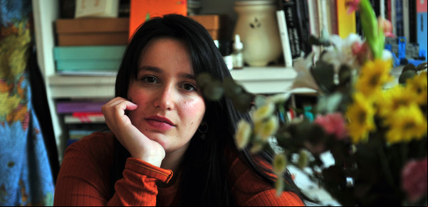 Manuela Martínez explora el paso a la adolescencia en su nuevo libro 'Días de estreno'