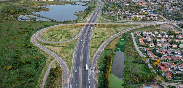 Suman en la autopista Buenos Aires – La Plata un nuevo distribuidor, clave para el ingreso a La Plata 