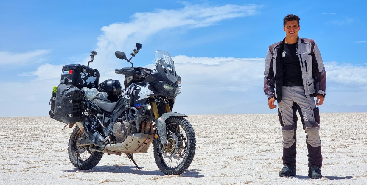 El argentino que dejó todo para vivir como un nómade y hace cuatro años viaja por el mundo en moto
