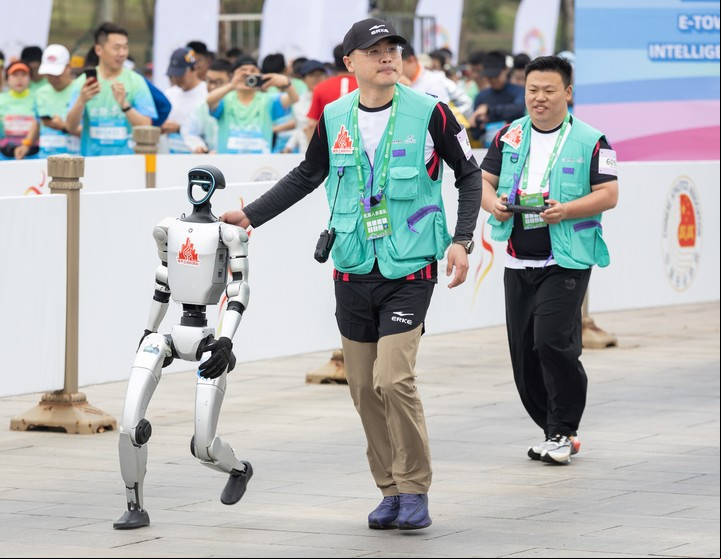 Los robots corrieron bajo atenta vigilancia de sus técnicos (EFE).
