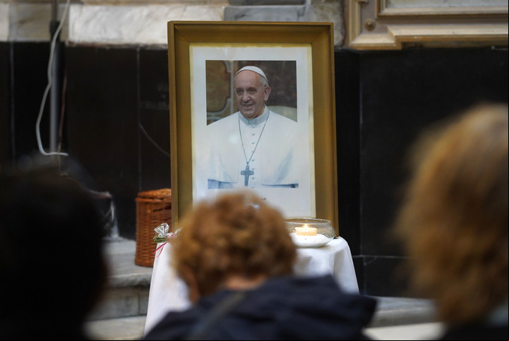 Muerte del papa Francisco: el recuerdo en la basílica San José de Flores. Foto Guillermo Rodriguez Adami.