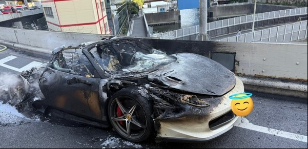 Ahorró durante 10 años para comprar una Ferrari y se le incendió en la primera salida 