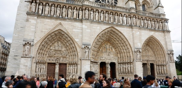 La tormentosa relación del papa Francisco con Francia: lo despidieron las 88 campanadas de Notre Dame, la catedral que nunca visitó
