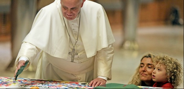 Fuera de libreto: el día que el papa Francisco le pidió a una nena que le pintara la mano de verde