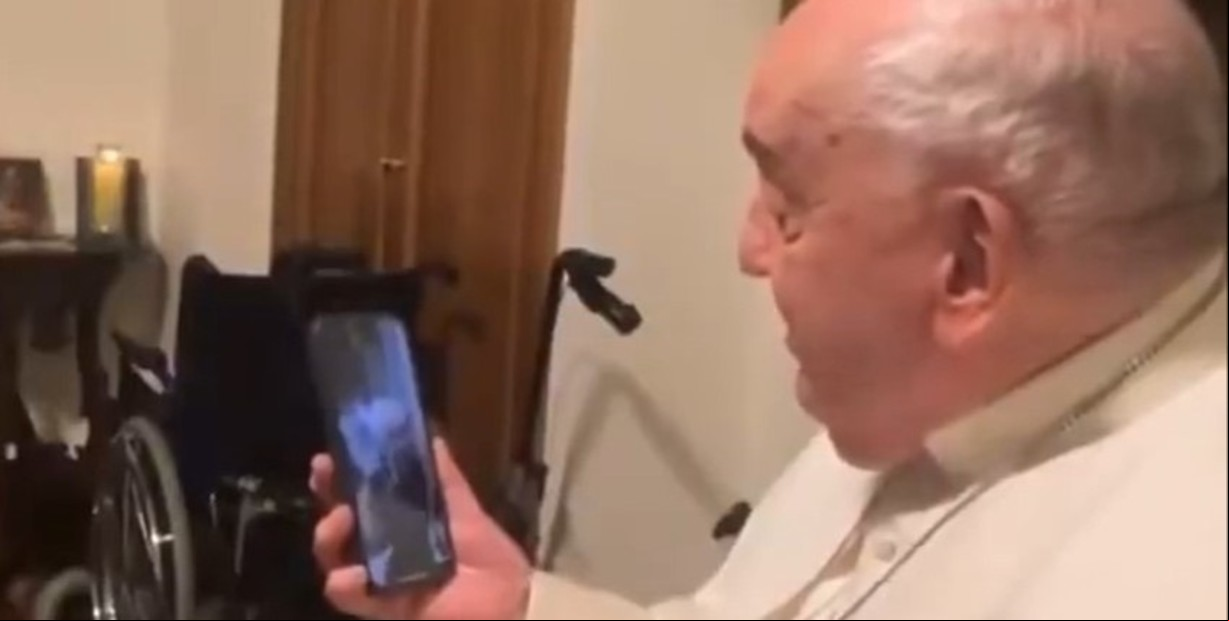El último llamado del papa Francisco a Gaza, el sábado, filmado en su departamento de Santa Marta