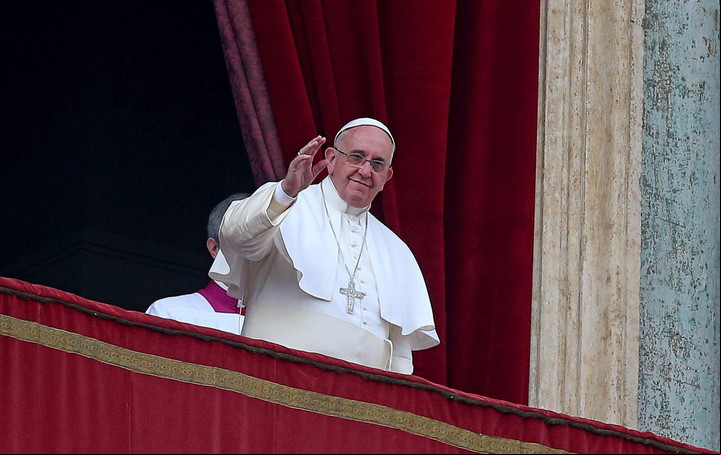 El papa Francisco saludaba desde el balcón de la Logia central de la basílica de San Pedro durante la tradicional bendición "Urbi et Orbi", 25 de diciembre de 2015. Foto: EFE/Alessandro Di Meo.