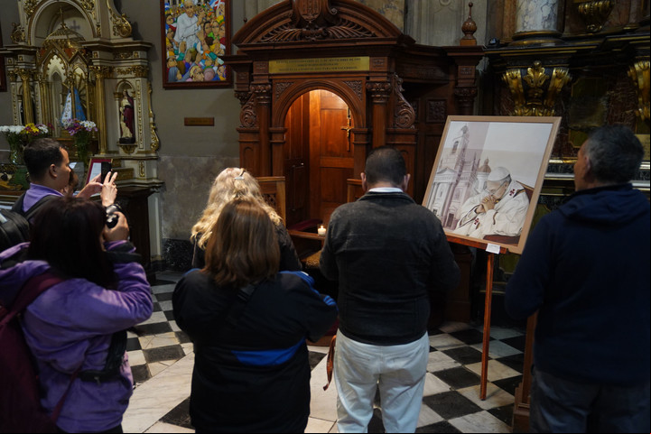Los fieles desfilaron frente al retrato del Papa. Foto Guillermo Rodriguez Adami.