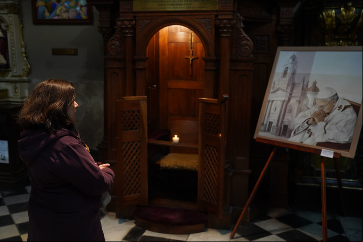 El retrato junto al confesionario en donde habría recibido el "llamado de Dios" para ser religioso.
Foto Guillermo Rodriguez Adami