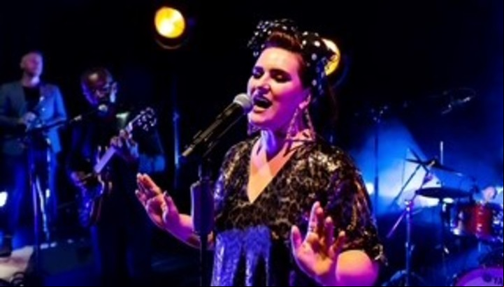 La cantante Bronte Shandé en The Amy Winehouse Band, un tributo a la recordada artista que murió en 2011. Foto de prensa