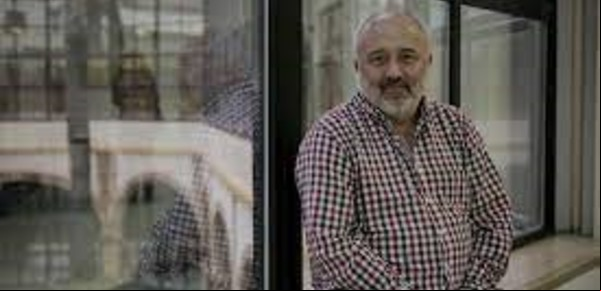 Daniel Cassany: "Prohibir el celular en las aulas no va a solucionar los problemas"