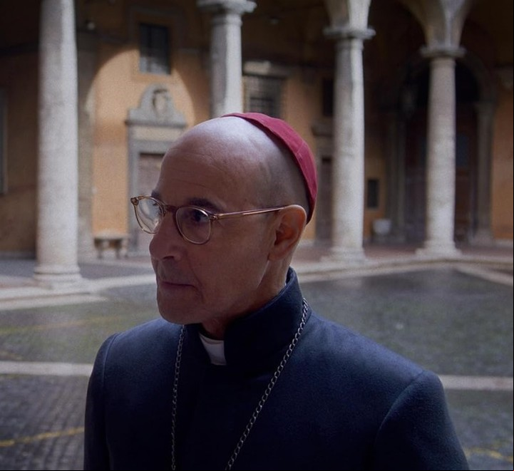 Stanley Tucci como el cardenal Bellini en Cónclave.
