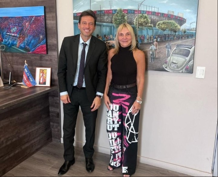 El presidente de San Lorenzo, Marcelo Moretti, con María José Scottoni, la "empresaria de medios" y mujer fuerte de La Plata que aparece en el video del escándalo.