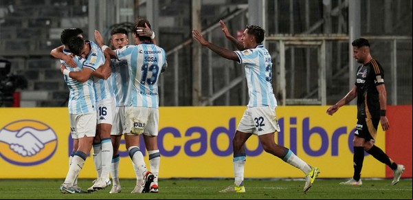Racing rescató un empate sobre la hora ante Colo Colo y respira en la Copa Libertadores