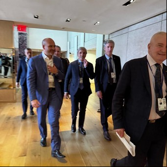 Caputo habló ante inversionistas en Washington: dólar, reformas estructurales y el préstamo que ofreció EE.UU.