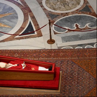 Quién es Genevieve Jeanningros, la monja que logró romper el estricto protocolo y lloró frente al féretro del papa Francisco