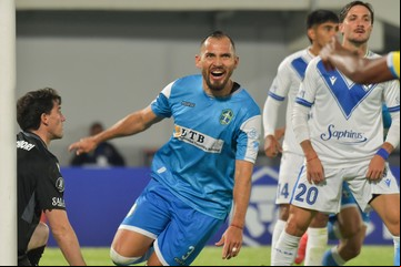 Vélez perdió el invicto en un partido insólito en Cochabamba con dos goles en contra ante el humilde San Antonio Bulo Bulo