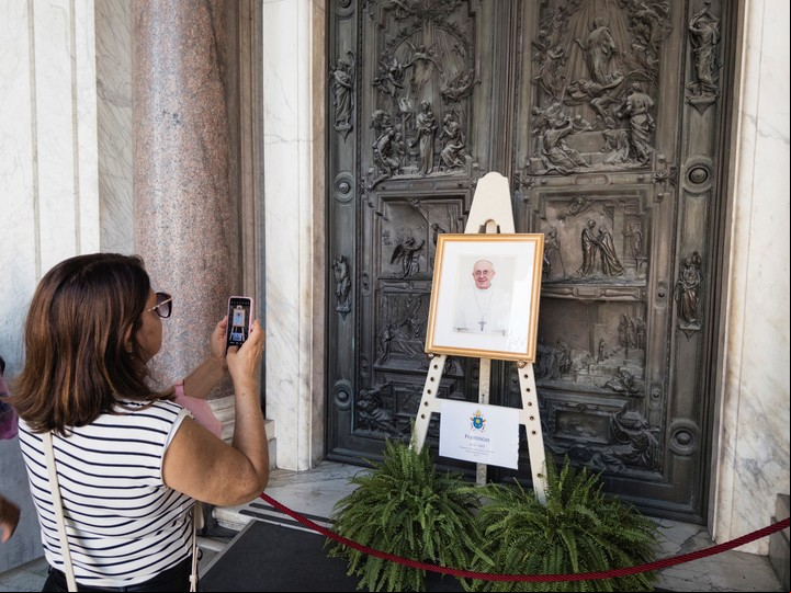 Un altar en honor de Francisco en la puerta de Santa Maria Maggiore el martes. Foto Gianni Cipriano para The New York Times