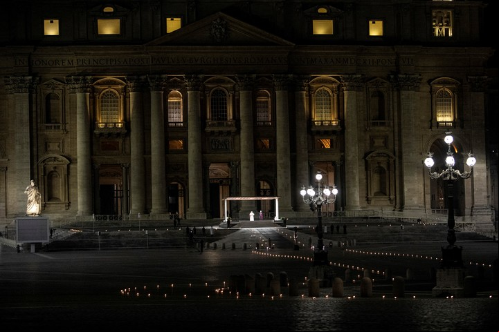 El Papa Francisco celebrando el Viernes Santo en una Plaza de San Pedro vacía durante la pandemia de 2020. Foto Nadia Shira Cohen para The New York Times