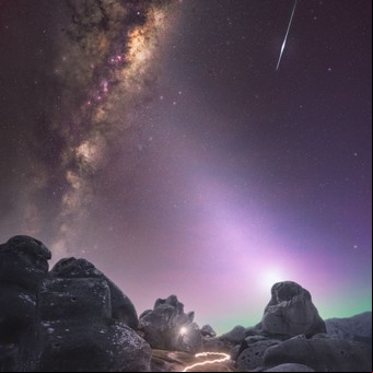 La foto NASA del día: la Vía Láctea junto a un meteoro, un cometa y una aurora