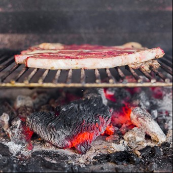 Estos son los secretos de ponerles sal a las brasas: cómo influye en la cocción y el sabor del asado