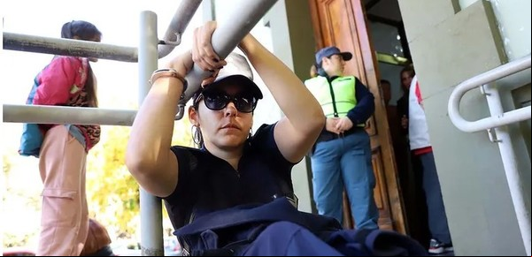 Una policía se encadenó en Neuquén para impulsar su denuncia por violencia de género: apartaron a dos oficiales