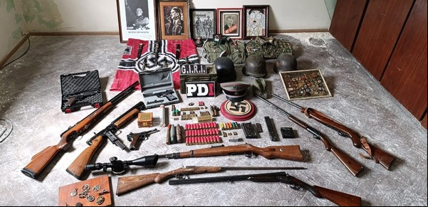 Allanaban una casa por un arma robada y se encontraron una colección de símbolos nazi