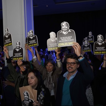 Feria del Libro 2025: un grupo de escritores encabezó un escrache con fotos de Osvaldo Bayer durante la inauguración
