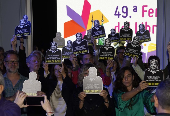 Escritores participaron de un escrache con fotos de Osvaldo Bayer. Foto Fernando de la Orden. 
