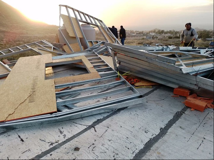 Las ráfagas superaron los 100 km/h, en la ciudad de Rada Tilly, que fue mas intenso, en Comodoro Rivadavia, barrios se quedaron sin luz.