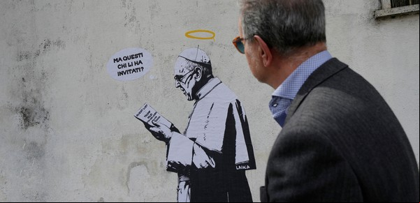 La autora del grafiti contra los invitados al funeral del Papa explicó por qué lo hizo y dijo que espera venir pronto a Argentina "a molestar a Milei"