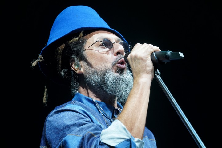 Néstor, cantante de Nonpalidece, en pleno Movistar Arena. Foto Martín Bonetto