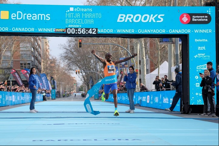 El ugandés Jacob Kiplimo batió el récord del mundo de medio maratón en Barcelona.
Foto EFE